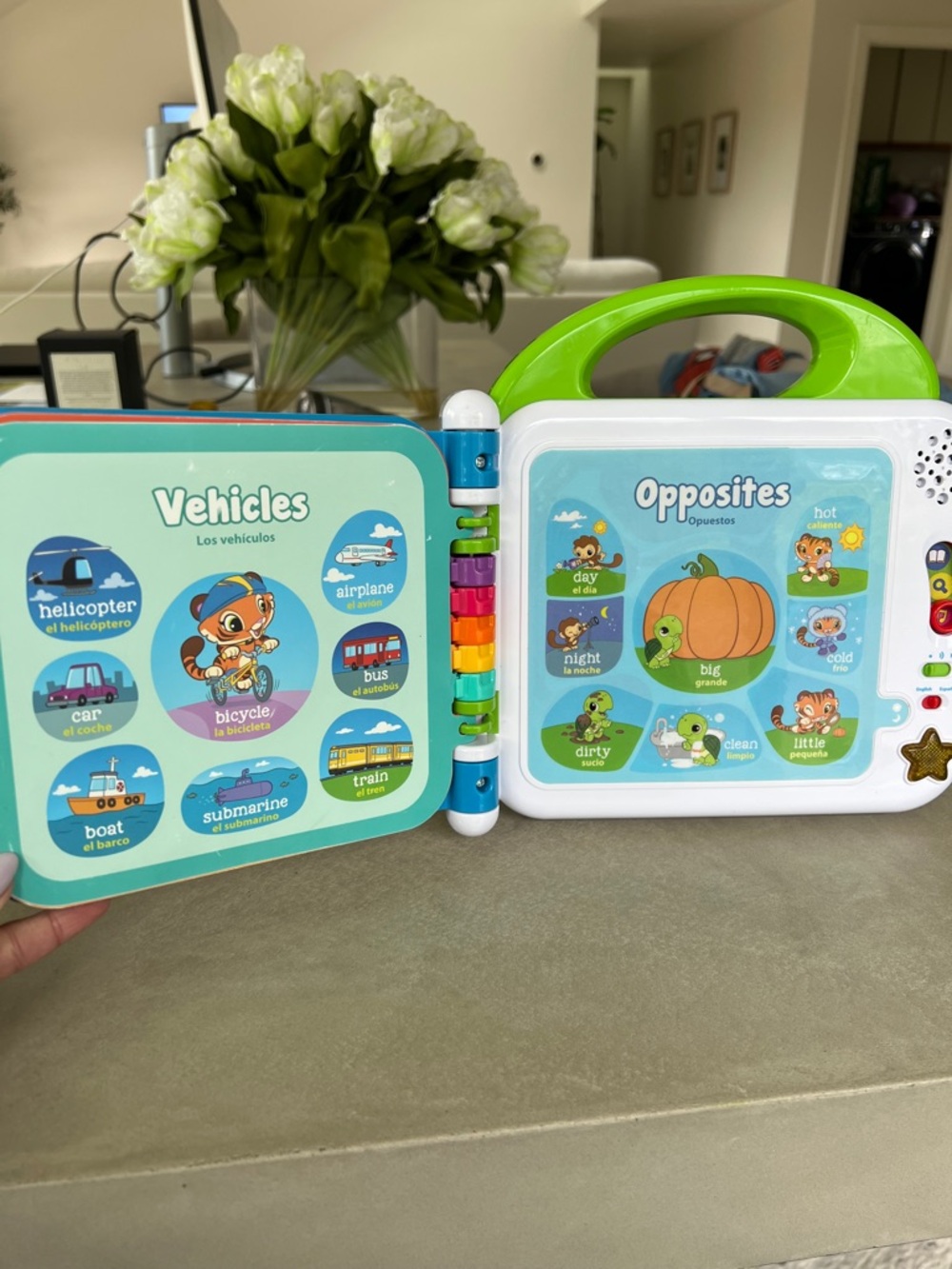 Leapfrog‎ Learning Friends 100 Words Book - English/Spanish - Picture 9 of 10